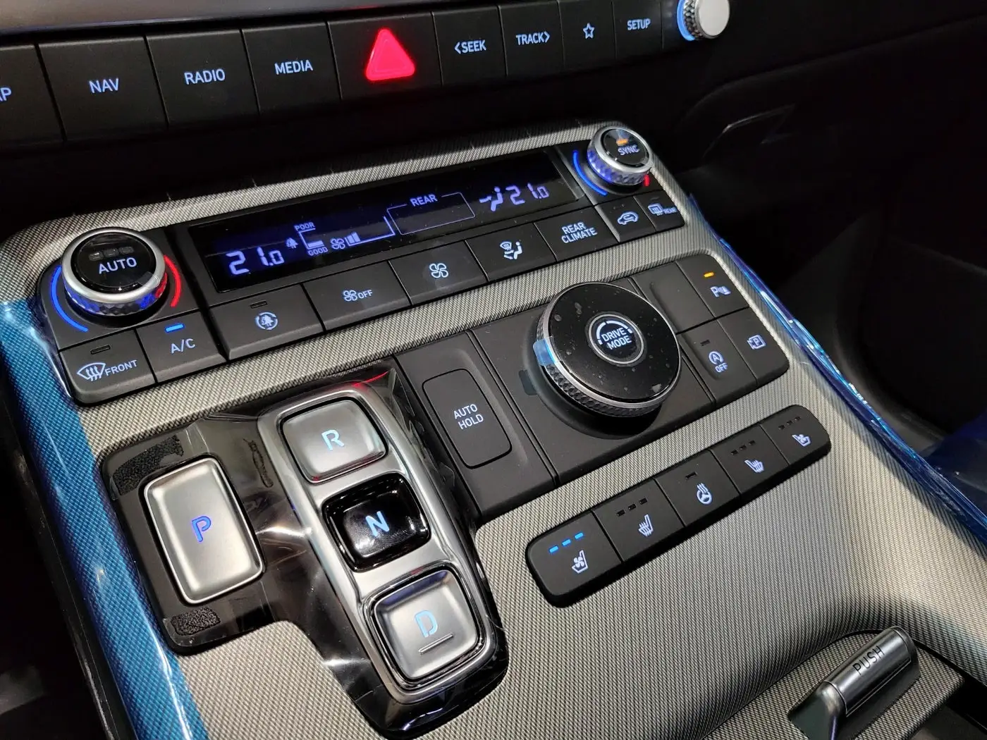 버튼식 기어가 살짝 아쉽긴 해요