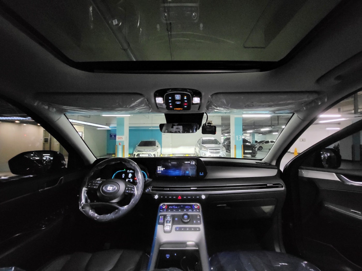 블랙 인테리어에 파노라마 선루프까지