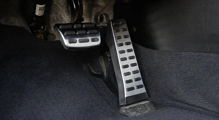 브레이크 페달이 더 높은 이유