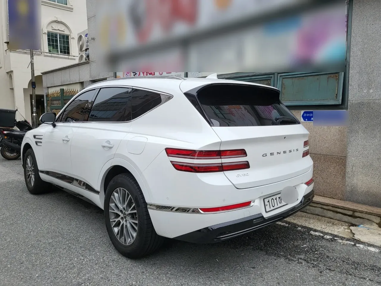 화이트 바디의 GV80장기렌트카 측후면