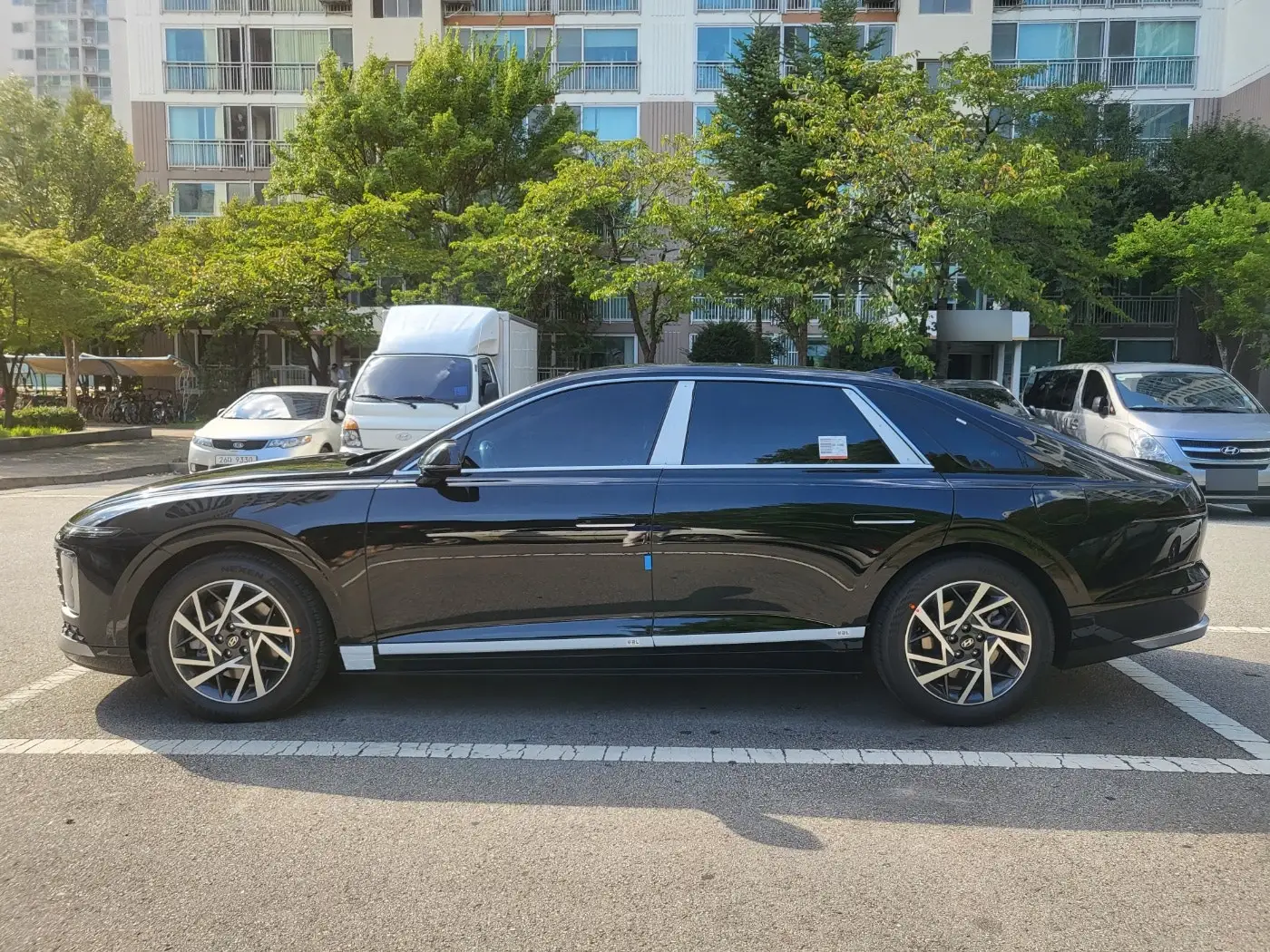 주차장에서 측면사진