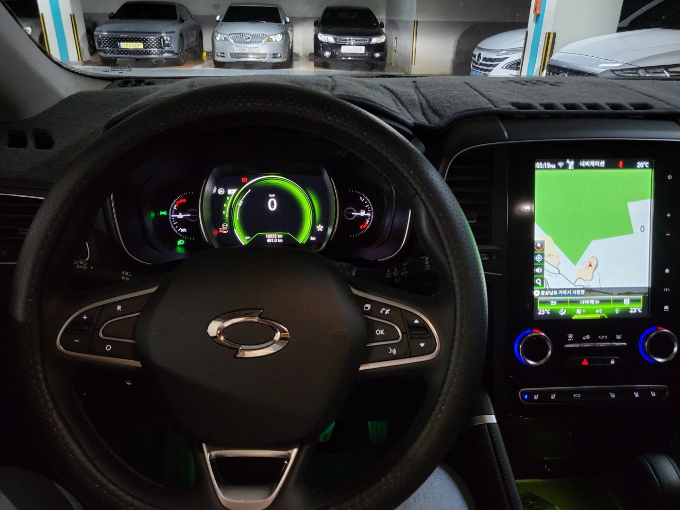 간결하고 깔끔한 느낌의QM6 실내