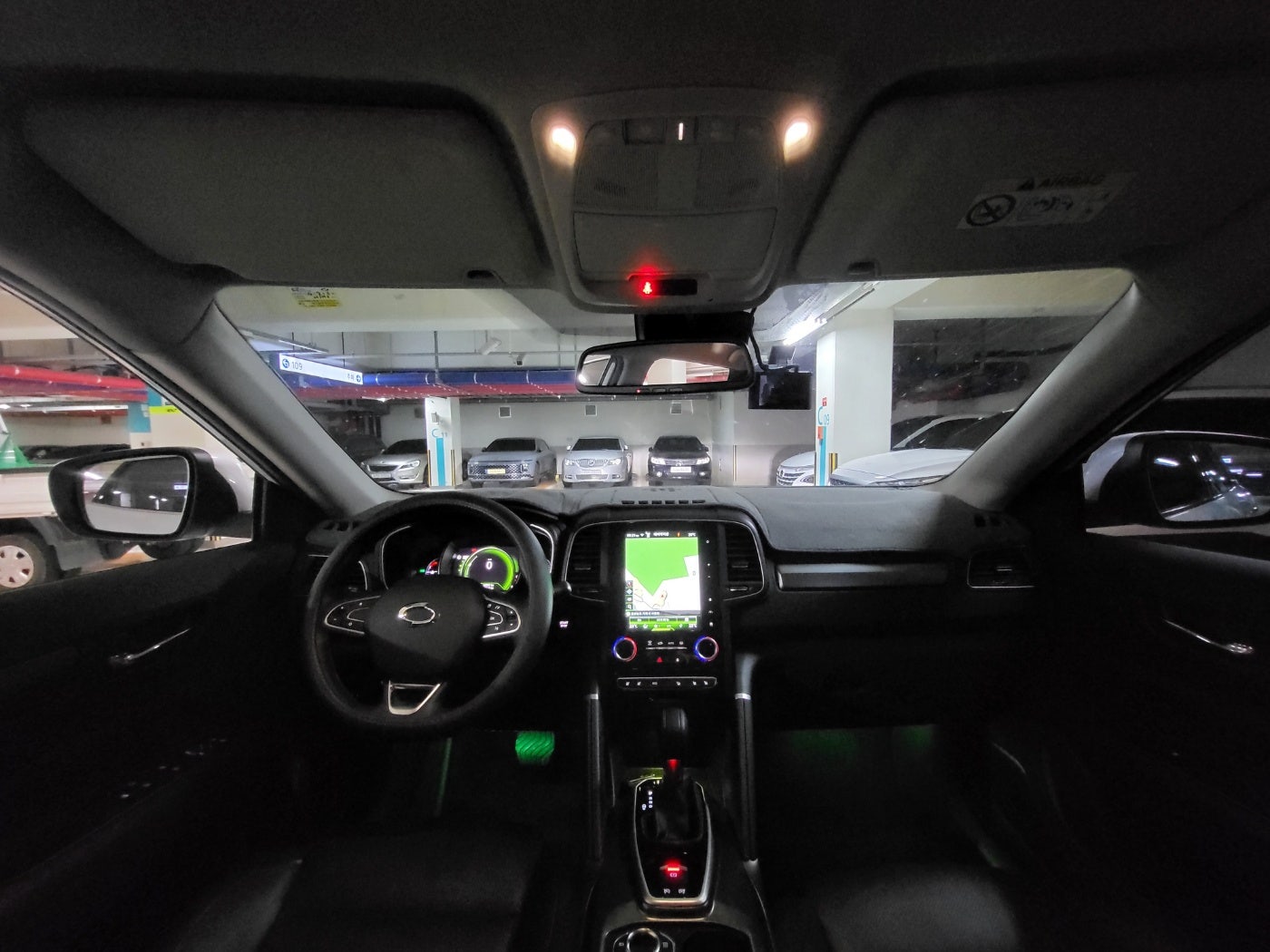 전체적인 실내를 볼 수 있는 Qm6 실내