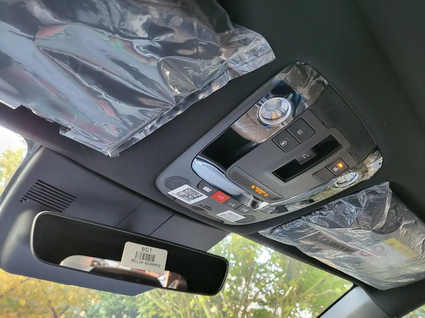 깔끔한 블랙루프와 천정등