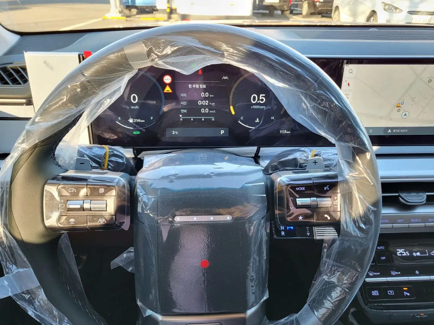 클래식한 느낌마저 드는 그랜저 핸들