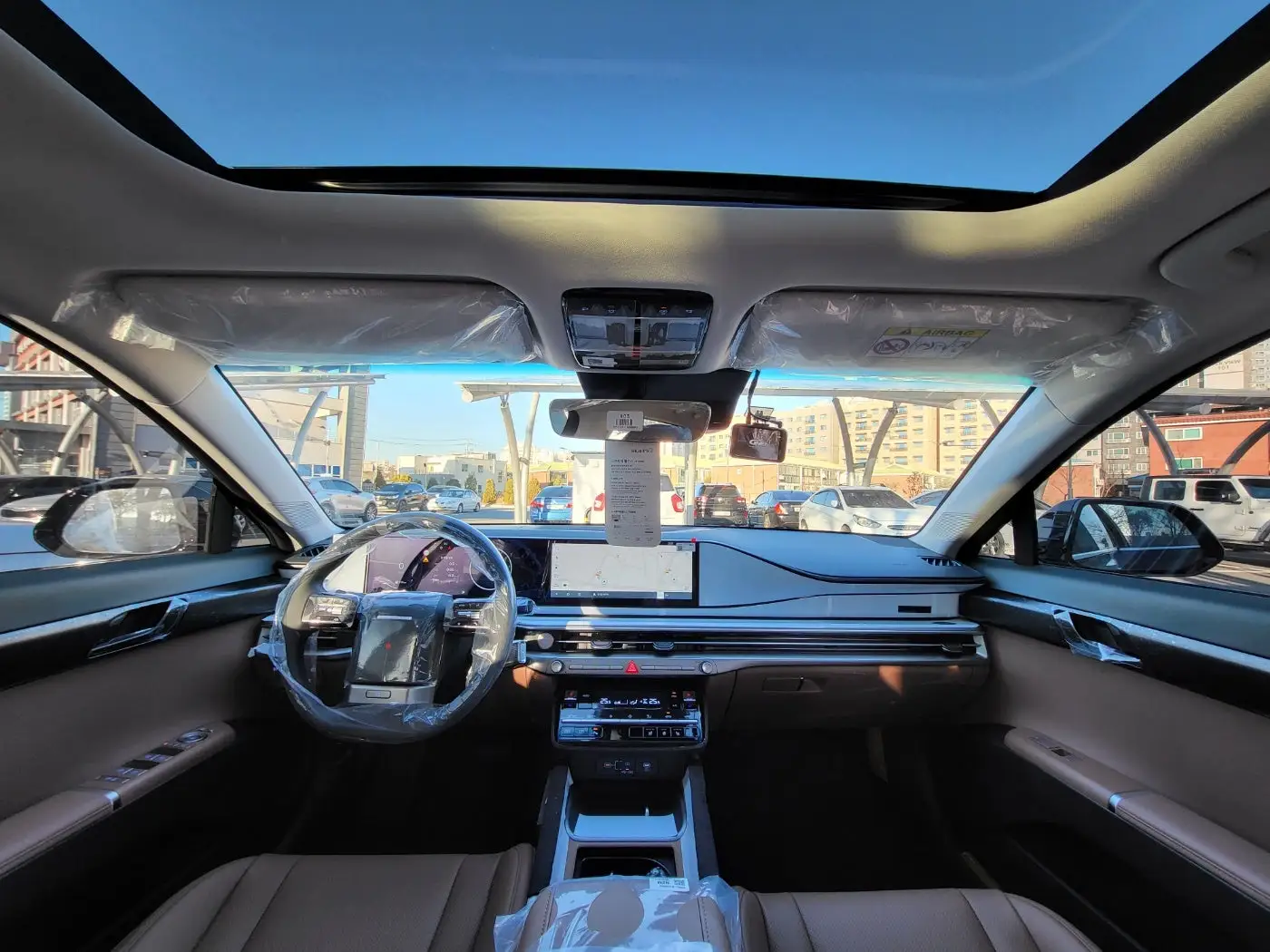 파노라마 선루프가 적용되어 있는 브라운 톤의 그랜저 실내 이미지