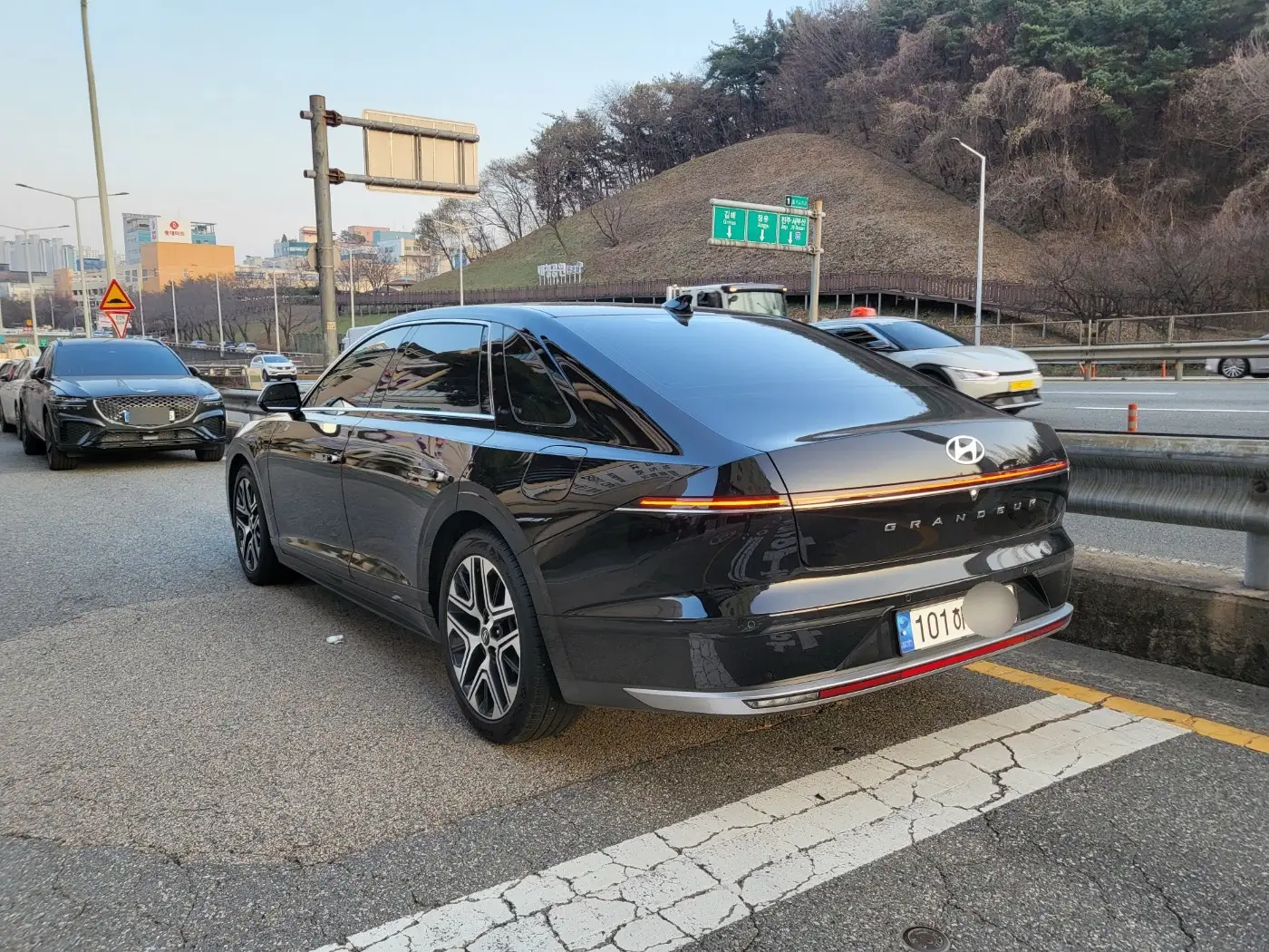 측후면의 블랙 그랜저