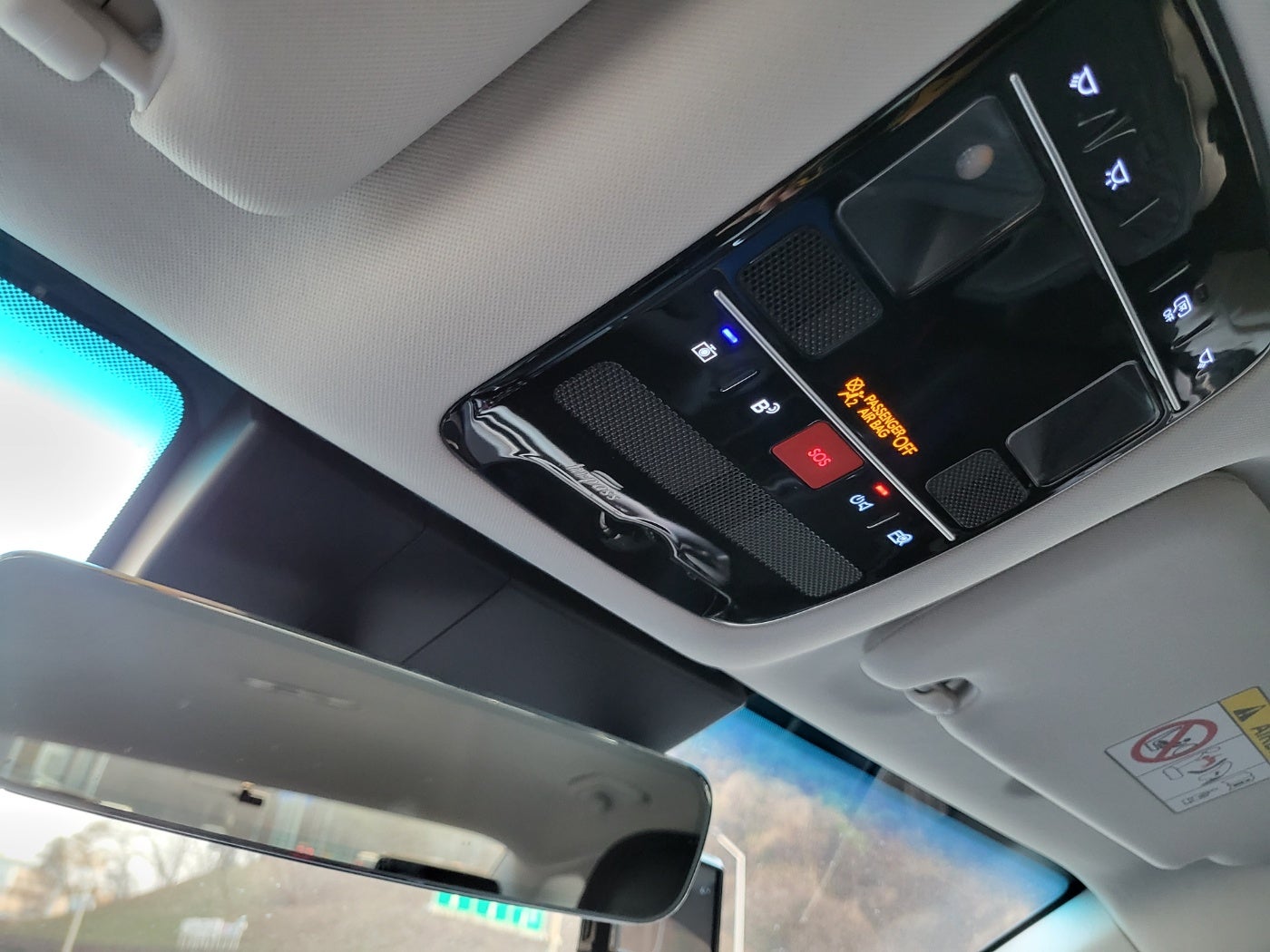 깔끔한 미러리스 룸미러와 천정 등