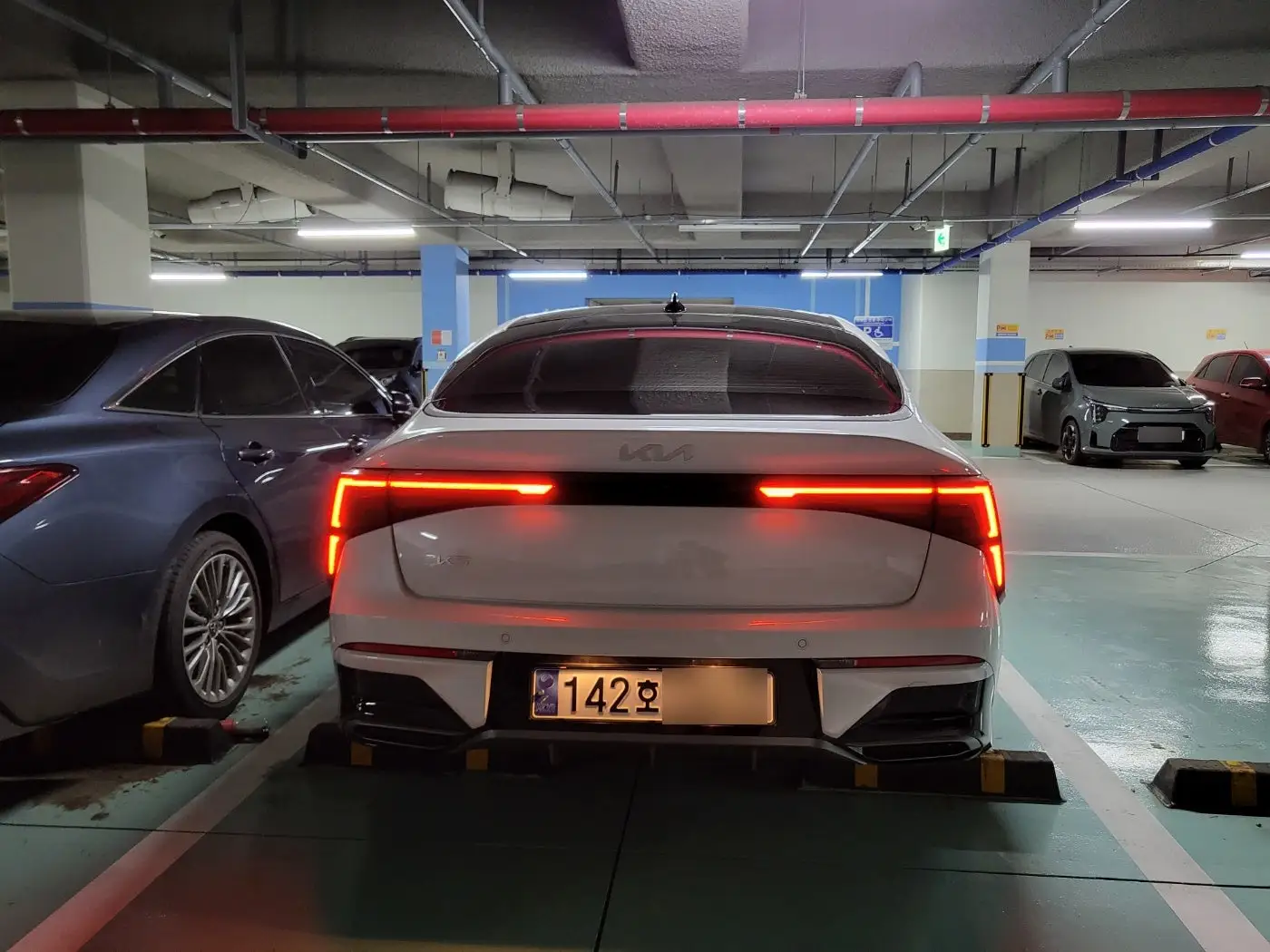 뒷모습은 구형이 나은거 같기도 하고..