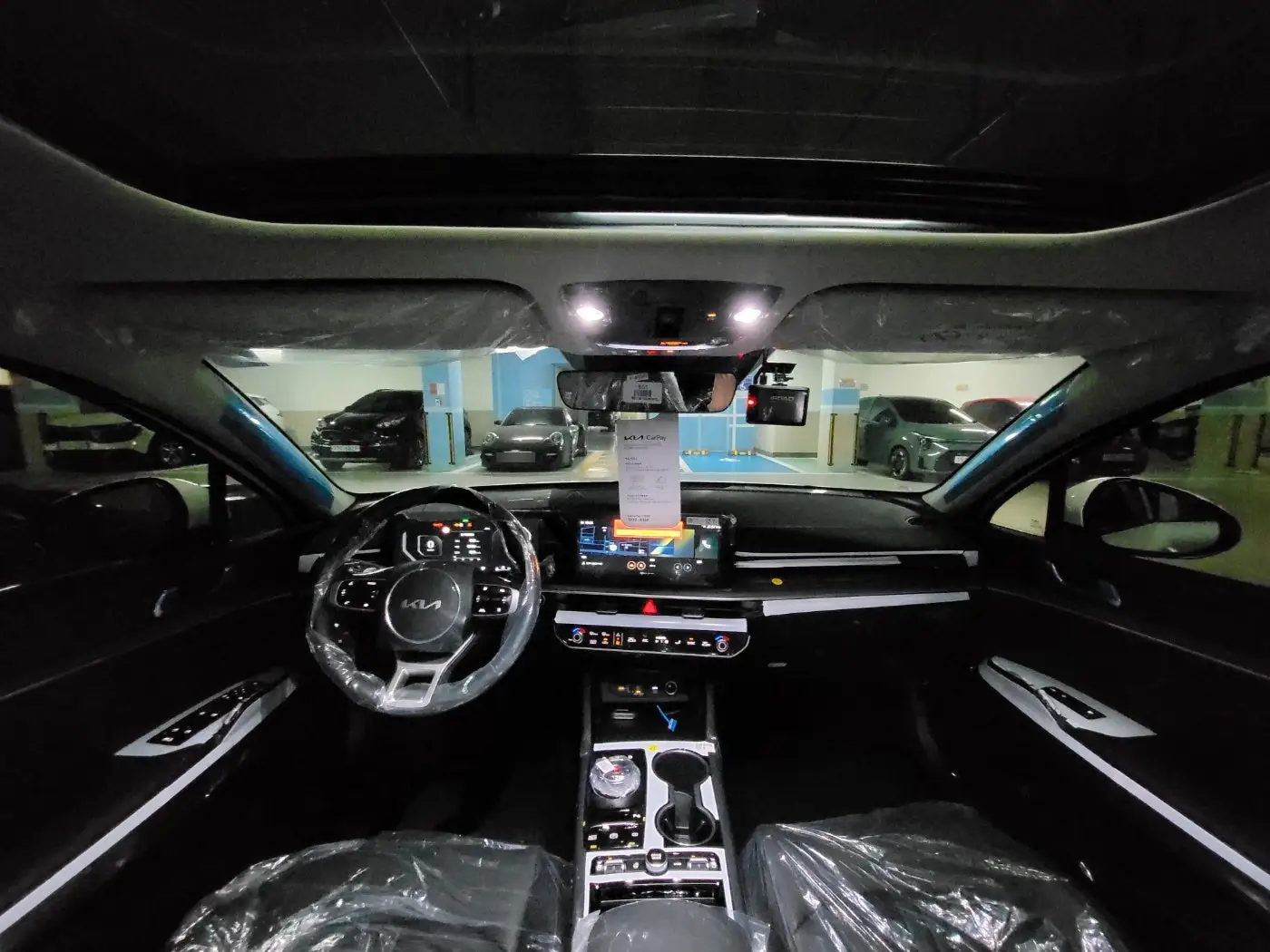 블랙 인테리어가 가장 깔끔하죠.