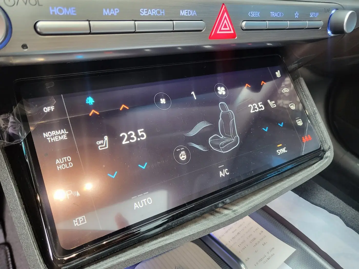 햅틱 기능이 적용된 풀터치 에어컨 컨트롤러에요