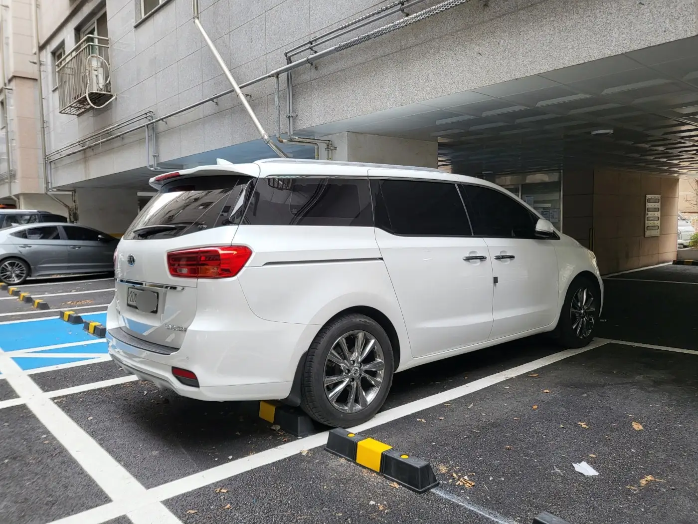 주차장에 주차한 후측면