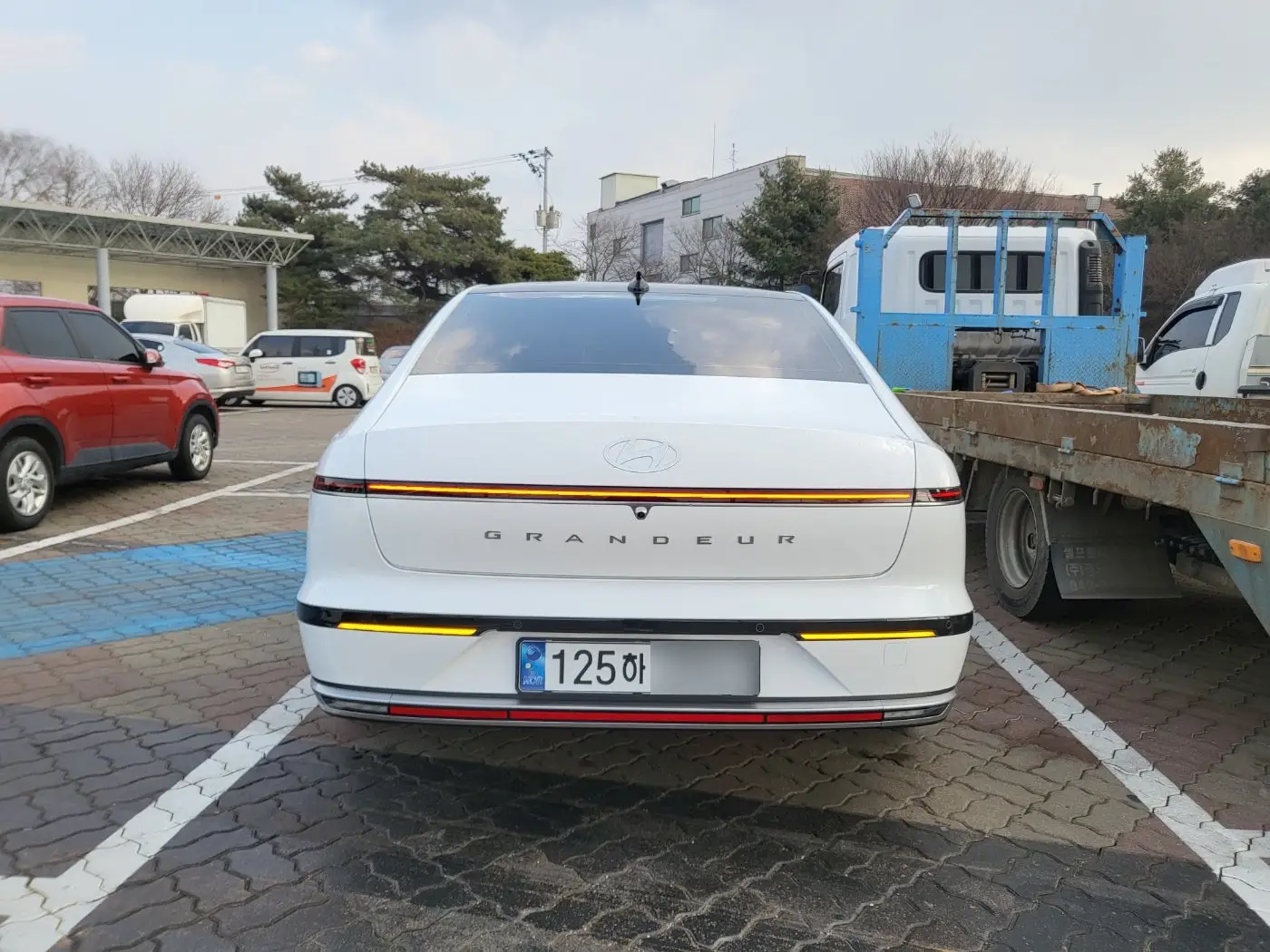 사진 찍기엔 열악하지만 그랜저의 면모가 잘 드러나게 찍었습니다.
