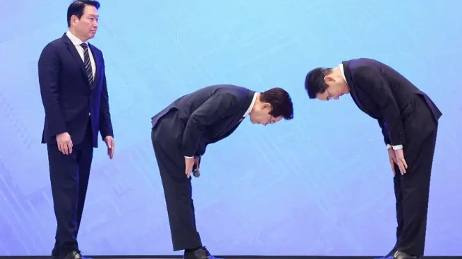 이재명 대통령이 삼성 이재용 회장과 90도 인사하는 모습, 왼쪽에는 SK최태원 회장