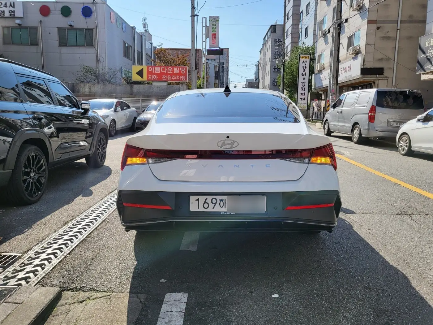 땡볕에 도로에 주차 해둔 아반떼 신차장기렌트