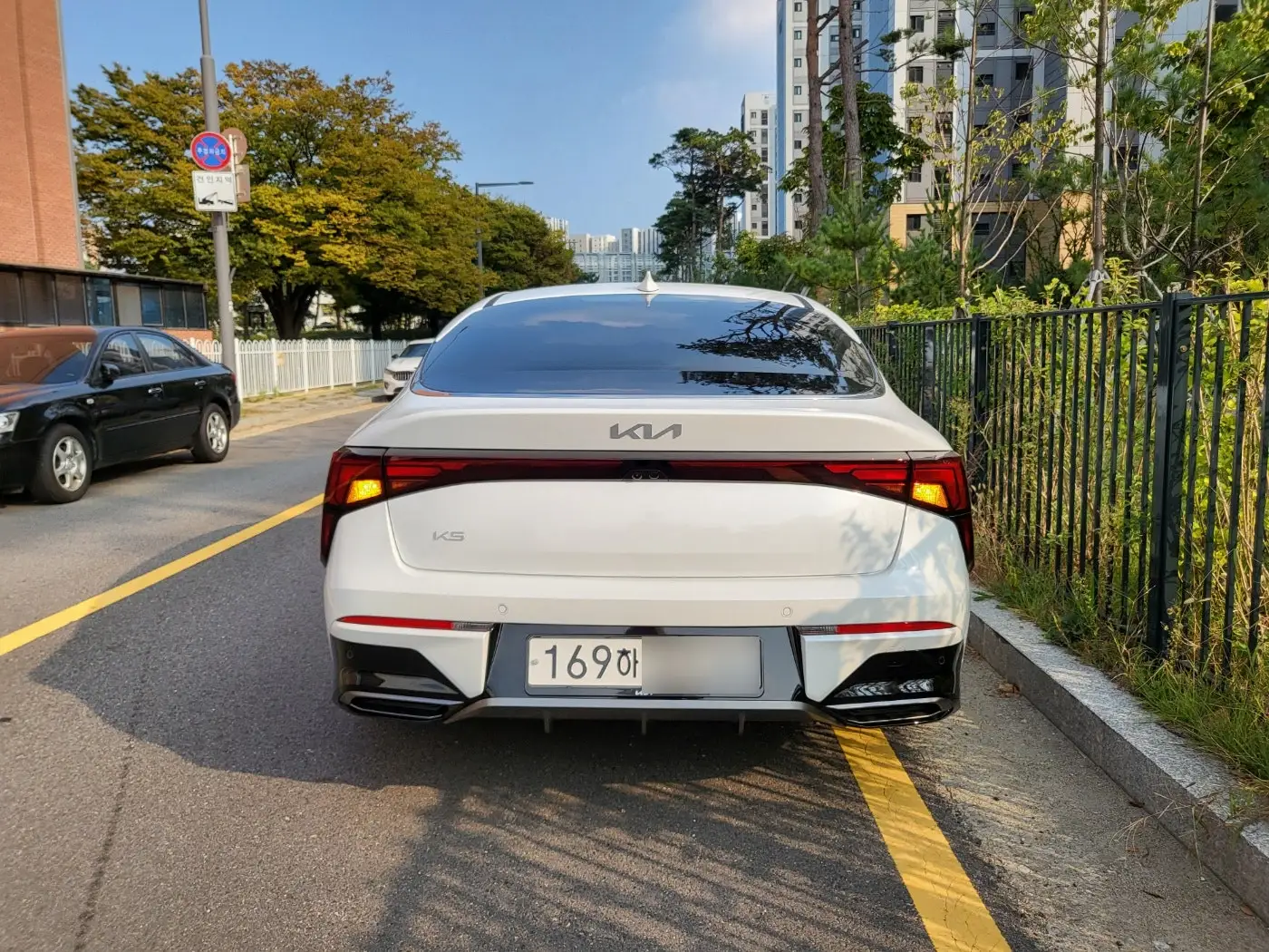 이런 날씨에는 썬팅은 필수죠! 신형 기아 마크가 참 예쁜거 같아요