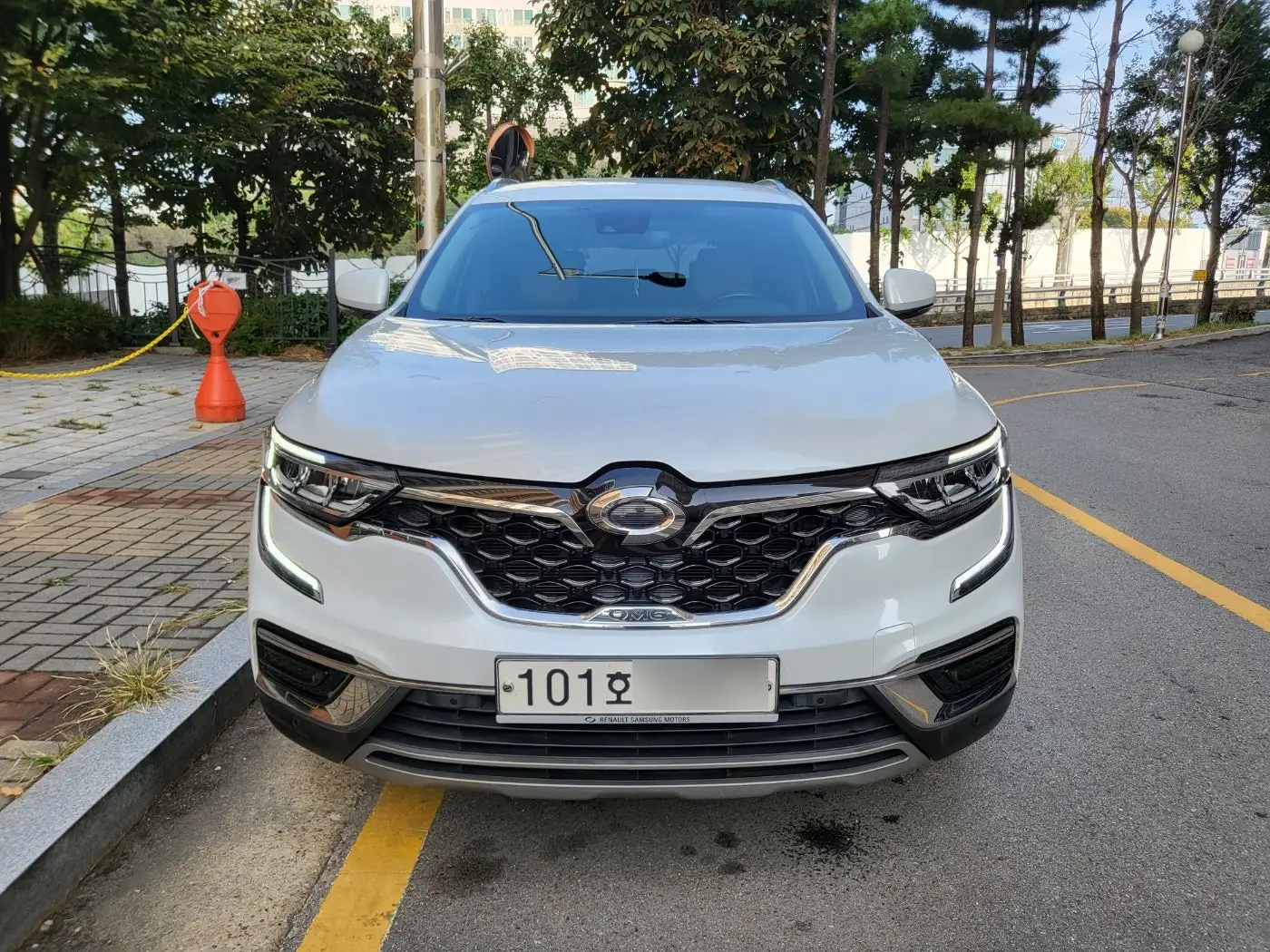 QM6 RE 시그니처 화이트 색상 차량의 정면, 측면 이미지