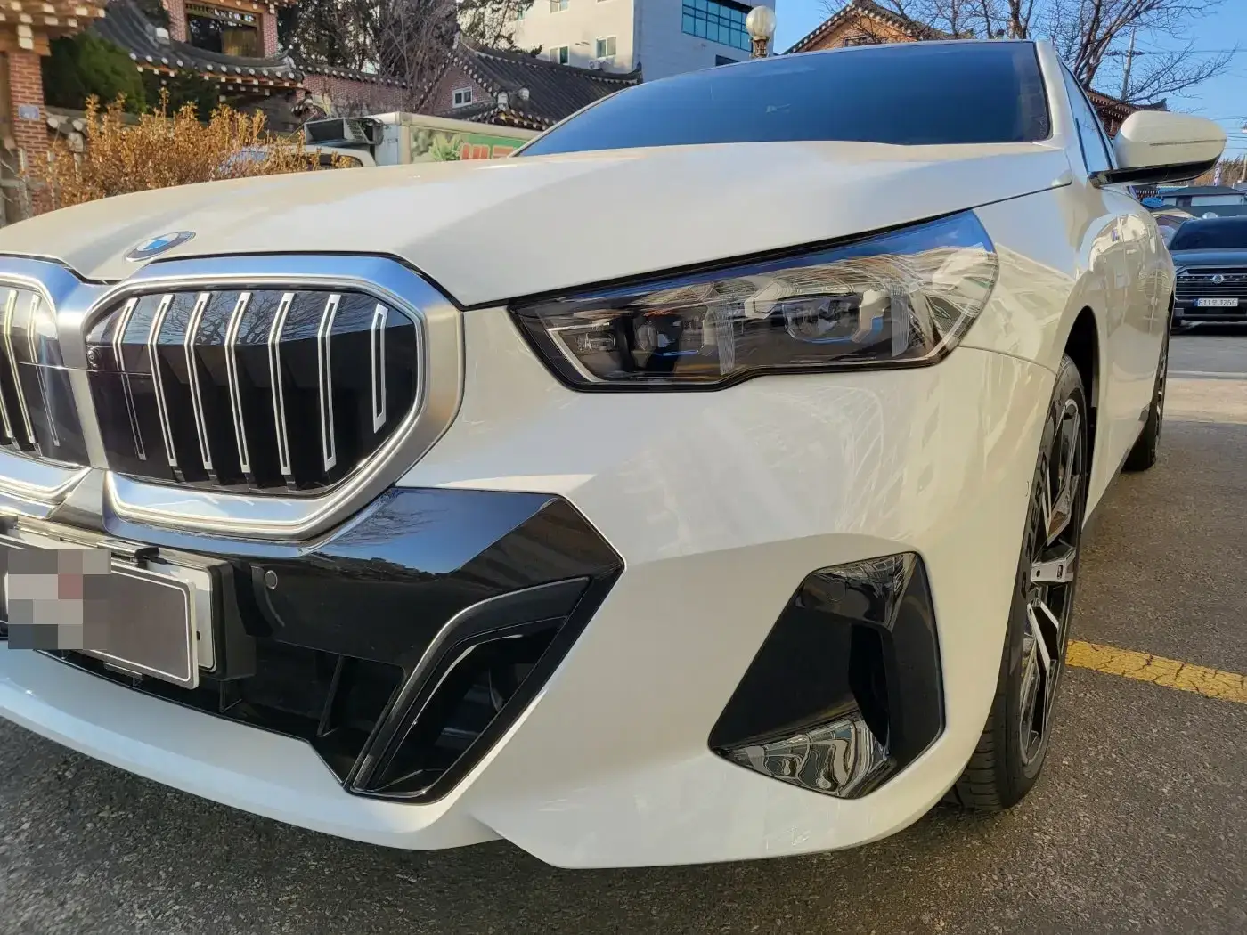 bmw 530i 정면과 정측면 이미지
